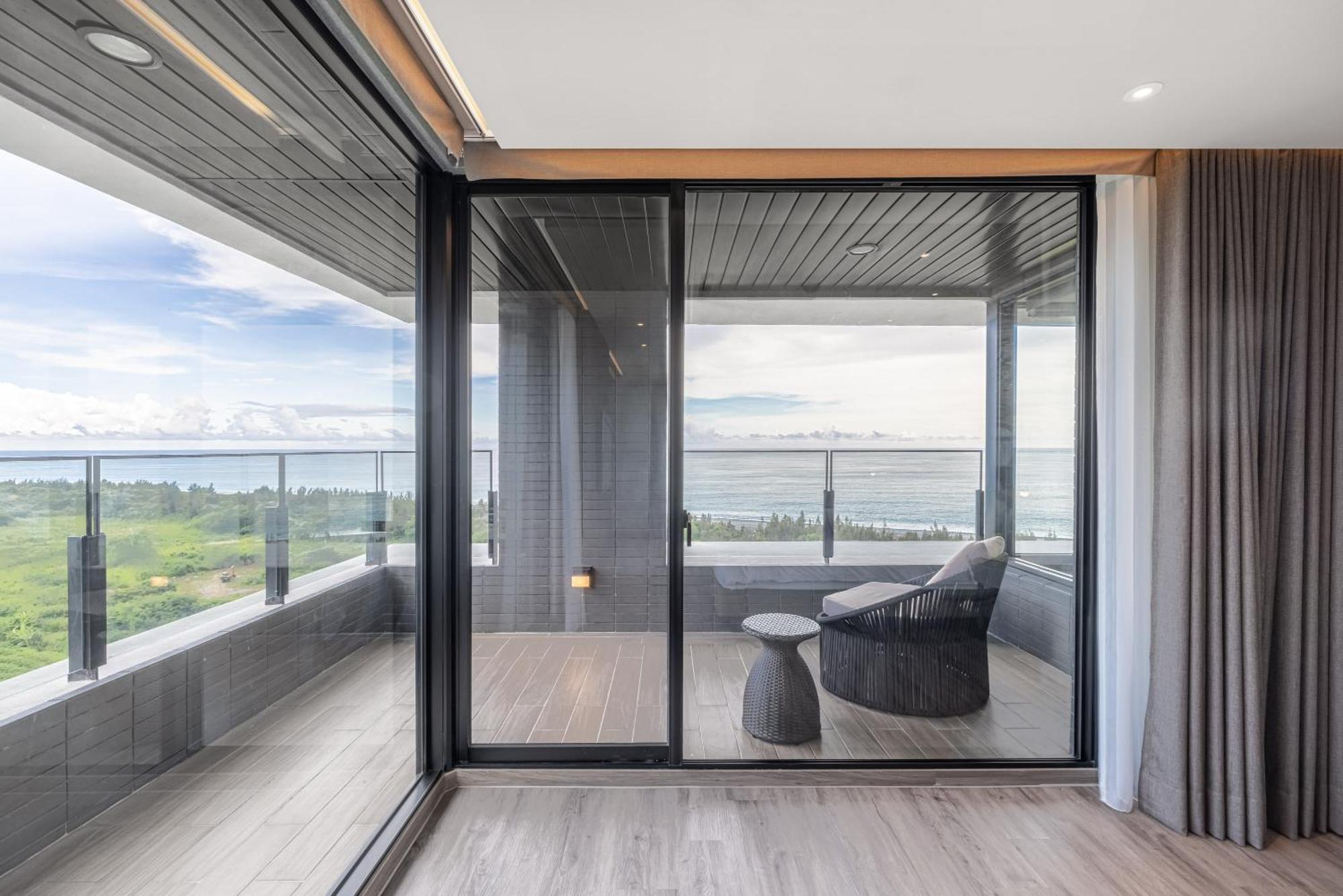 Lakeshore Hotel Hualien Taroko Shunan Szoba fotó A sliding door